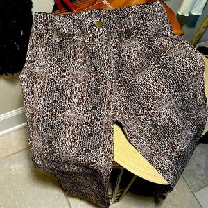 Capris leopard print size 8 96% cotton 4% spandex